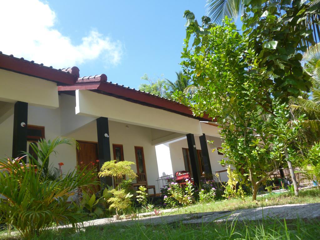 Dewi Garden Guesthouse Kuta  Esterno foto