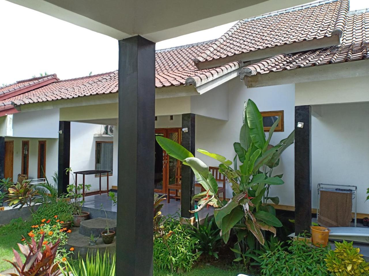 Dewi Garden Guesthouse Kuta  Esterno foto